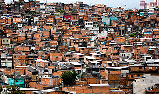 Neste exato minuto, um terço da população mundial está morando em favelas e assentamentos informais, em áreas urbanas.